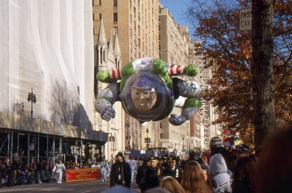 New york-nov 24: een vakantie traditie sinds 1924, de jaarlijkse macy's thanksgiving day parade wordt gezien door meer dan 3,5 miljoen mensen. hier afgebeeld in 2011 is disney's buzz lightyear. — Stockfoto