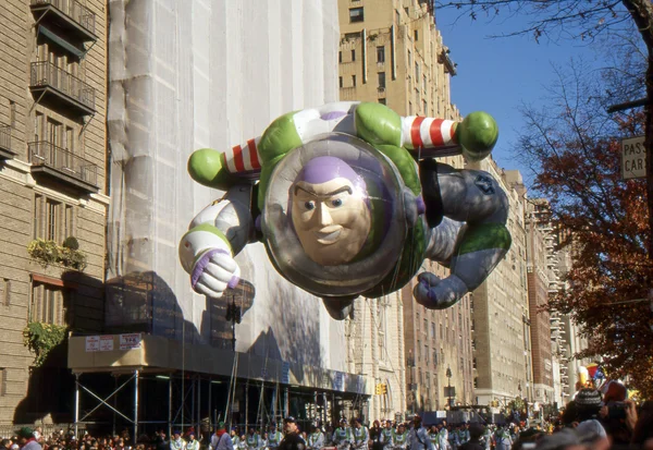 New york-nov 24: een vakantie traditie sinds 1924, de jaarlijkse macy's thanksgiving day parade wordt gezien door meer dan 3,5 miljoen mensen. hier afgebeeld in 2011 is disney's buzz lightyear. — Stockfoto