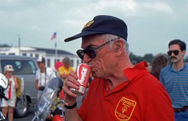 readington, new jersey, ABD-Temmuz 21: malcolm forbes, sahibi ve iş forbes dergisinin yayıncısı sahiptir sıcak hava balon solberg havaalanında 1985 new jersey Festivali'nde coca-cola konservesi.