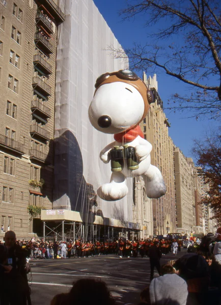 New york-nov 24: prázdninové tradice od roku 1924, roční, macy je den díkůvzdání parade je vidět více než 3,5 milionu lidí. na obrázku zde v roce 2011 je snoopy, jako světové války eso. — Stock fotografie