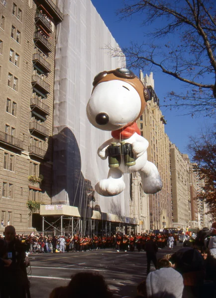 NEW YORK-NOV 24 : Tradition des fêtes depuis 1924, le défilé annuel de l'Action de grâces de Macy's est vu par plus de 3,5 millions de personnes. Photo ici en 2011 est Snoopy, comme un as volant de la Première Guerre mondiale . Photo De Stock