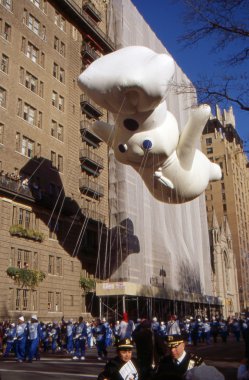 New york-Kasım 24: bir tatil geleneği 1924 yılından bu yana yıllık macy's Şükran günü geçit töreni 3.5 milyondan fazla kişi tarafından görüldü. 2011 yılında resimde pillsbury doughboy olduğunu.