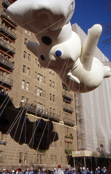 New york-nov 24: een vakantie traditie sinds 1924, de jaarlijkse macy's thanksgiving day parade wordt gezien door meer dan 3,5 miljoen mensen. hier afgebeeld in 2011 is de pillsbury doughboy. — Stockfoto