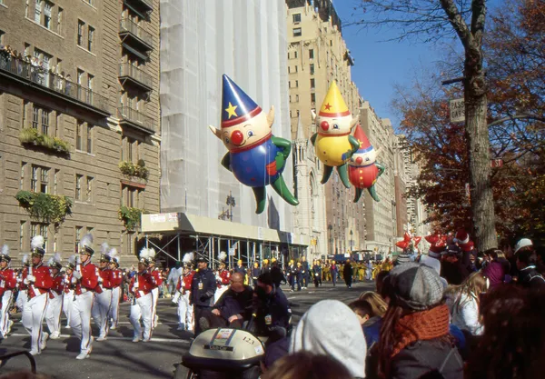 New york-nov 24: een vakantie traditie sinds 1924, de jaarlijkse macy's thanksgiving day parade wordt gezien door meer dan 3,5 miljoen mensen. hier afgebeeld in 2011 zijn de drie elf ballonnen. — Stockfoto