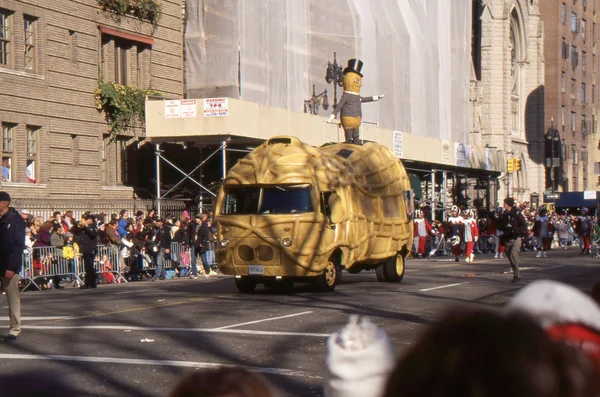 New york-nov 24 : une tradition depuis 1924, l'annuel thanksgiving day parade de Macy's est vu par plus de 3,5 millions de personnes. On voit ici en 2011 est m. arachide debout de planteur au sommet de sa voiture. — Zdjęcie stockowe