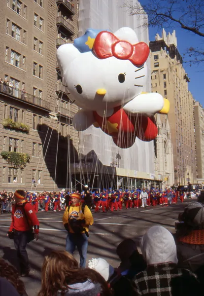 New york-nov 24: een vakantie traditie sinds 1924, de jaarlijkse macy's thanksgiving day parade wordt gezien door meer dan 3,5 miljoen mensen. hier afgebeeld in 2011 is super schattig hello kitty. — Stockfoto