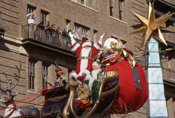 New york-nov 24: een vakantie traditie sinds 1924, de jaarlijkse macy's thanksgiving day parade wordt gezien door meer dan 3,5 miljoen mensen. hier afgebeeld in 2011 is santa claus. Stockafbeelding