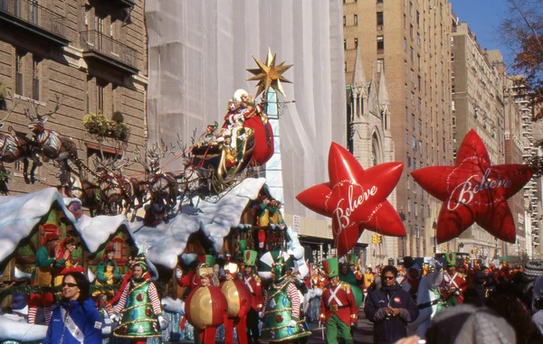 New york-nov 24: een vakantie traditie sinds 1924, de jaarlijkse macy's thanksgiving day parade wordt gezien door meer dan 3,5 miljoen mensen. hier afgebeeld in 2011 is santa claus, aan het eind van de parade. Rechtenvrije Stockfoto's
