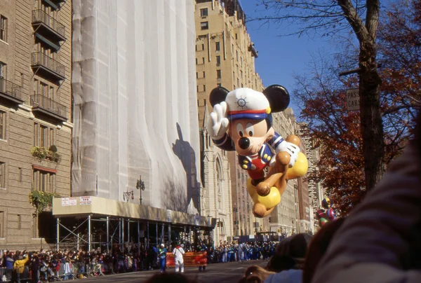 NEW YORK-NOV 24 : Tradition des fêtes depuis 1924, le défilé annuel de l'Action de grâces de Macy's est vu par plus de 3,5 millions de personnes. Photo ici en 2011 est le marin Mickey . — Photo