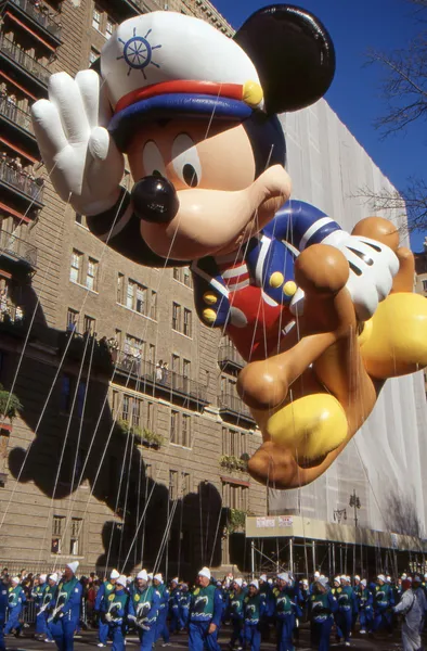 New york-nov 24: een vakantie traditie sinds 1924, de jaarlijkse macy's thanksgiving day parade wordt gezien door meer dan 3,5 miljoen mensen. hier afgebeeld in 2011 is matroos mickey. — Stockfoto