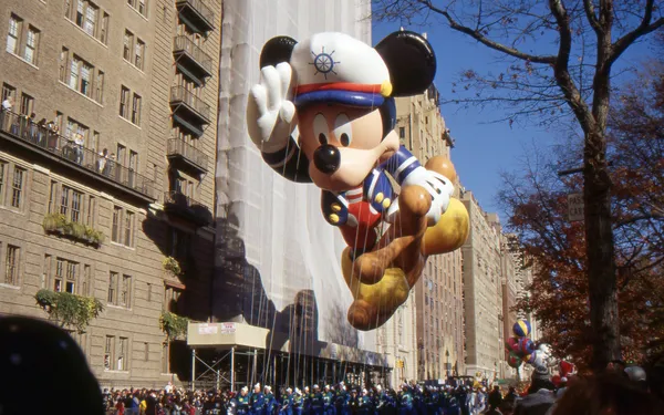 New york-nov 24: en semester tradition sedan 1924, den årliga macy's thanksgiving day parade ses av mer än 3,5 miljoner människor. bilden här under 2011 är sjöman Musse. — Stockfoto