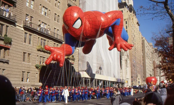 New york-nov 24: een vakantie traditie sinds 1924, de jaarlijkse macy's thanksgiving day parade wordt gezien door meer dan 3,5 miljoen mensen. hier afgebeeld in 2011 is spiderman. — Stockfoto