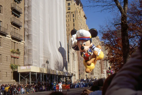 New york-nov 24: een vakantie traditie sinds 1924, de jaarlijkse macy's thanksgiving day parade wordt gezien door meer dan 3,5 miljoen mensen. hier afgebeeld in 2011 is matroos mickey. Stockfoto