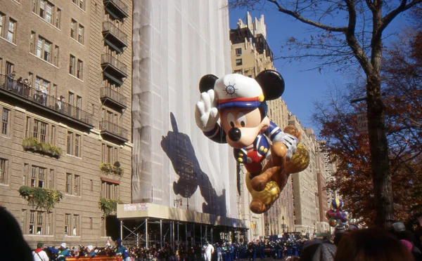New york-nov 24: een vakantie traditie sinds 1924, de jaarlijkse macy's thanksgiving day parade wordt gezien door meer dan 3,5 miljoen mensen. hier afgebeeld in 2011 is matroos mickey. Stockfoto
