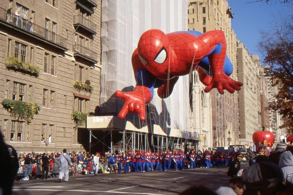 New york-nov 24: een vakantie traditie sinds 1924, de jaarlijkse macy's thanksgiving day parade wordt gezien door meer dan 3,5 miljoen mensen. hier afgebeeld in 2011 is spiderman. Rechtenvrije Stockfoto's