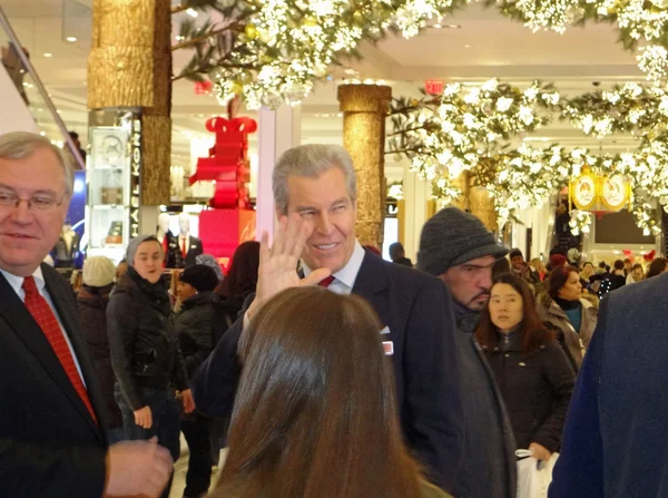 NEW YORK-NOV 29: Terry J. Lundgren, Chairman, President and CEO of Macy's, Inc. is seen greeting shoppers on the main selling floor of the company's flagship Herald Square store on Black Friday 2013. — Stock Photo, Image