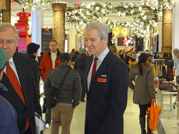 NEW YORK-NOV 29: Terry J. Lundgren, Chairman, President and CEO of Macy's, Inc. is seen greeting shoppers on the main selling floor of the company's flagship Herald Square store on Black Friday 2013. — Stock Photo, Image