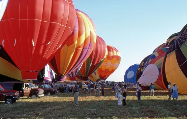 SOLBERG AIRPORT-READINGTON, NEW JERSEY, EUA-JULHO 17: Na foto estão alguns dos muitos balões de ar quente que voaram no Festival de Balonismo de Ar Quente de Nova Jersey de 1987 . — Fotografia de Stock