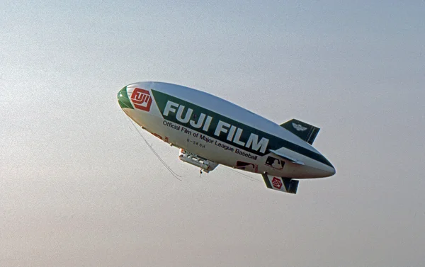 СОЛДЖ АЙРПОРТ-РИДИНБЕД, НЬЮ-ДЖЕРСИ, США - 17 ИЮЛЯ: The Fuji Blimp, рекламный символ корпорации Fuji, замечен пролетающим над фестивалем горячего воздуха 1987 года в Нью-Джерси. . — стоковое фото