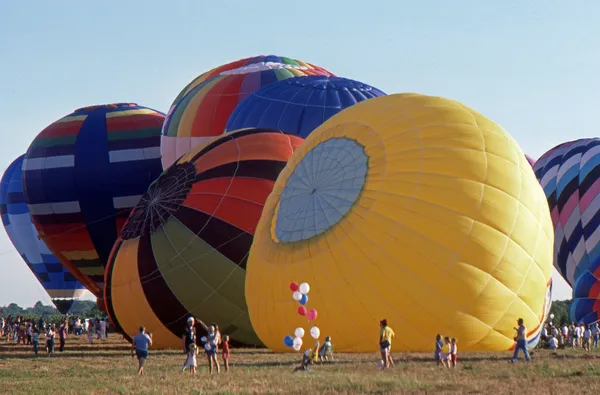 Solberg flygplats-readington, new jersey, usa-juli 17: bilden är några av många varmluftsballonger som flög på 1987 new jersey festival av ballongflygning. — Stockfoto