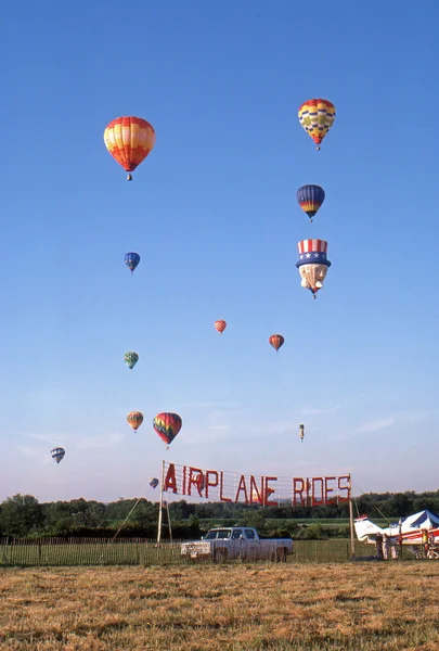 SOLBERG AIRPORT-READINGTON, NEW JERSEY,USA-JULY 17: Pictured are some of the many hot air balloons that flew at the 1987 New Jersey Festival of Hot Air Ballooning. — Stock Photo, Image