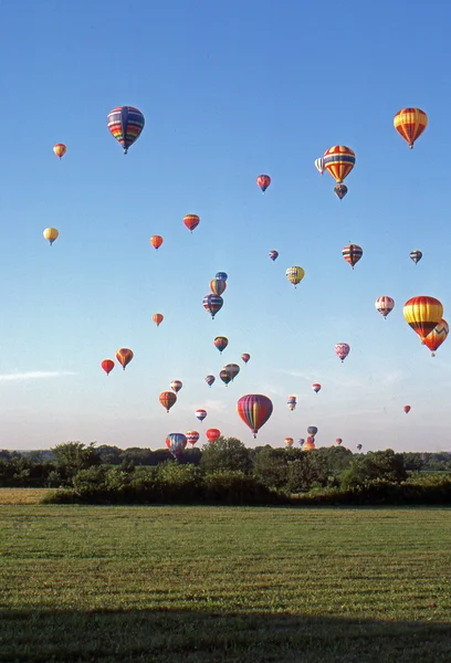 SOLBERG AIRPORT-READINGTON, NEW JERSEY,USA-JULY 17: Pictured are some of the many hot air balloons that flew at the 1987 New Jersey Festival of Hot Air Ballooning. — Stock Photo, Image