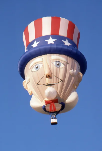 SOLBERG AIRPORT-READINGTON, NEW JERSEY, USA-JULY 17: The colorful Uncle Sam special shape hot air balloon flies high above the 1987 New Jersey Festival of Hot Air Ballooning. — Stock Photo, Image