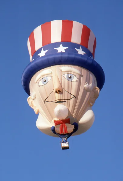 SOLBERG AEROPUERTO-READINGTON, NUEVO JERSEY, USA-JULIO 17: El colorido globo aerostático de forma especial Uncle Sam vuela muy por encima del Festival de Globos de Aire Caliente de Nueva Jersey de 1987 . —  Fotos de Stock