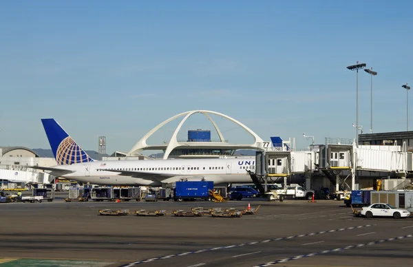 LOS ANGELES-JAN 03: Com o Edifício Temático em segundo plano, um motor bimotor Boeing 757-222 da United Airlines, número de registro N507UA, é visto no chão no LAX nesta imagem de 2012 . Fotografias De Stock Royalty-Free