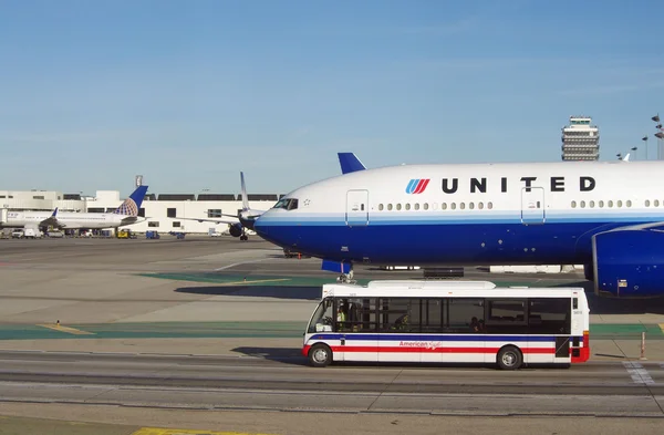 LOS ANGELES-JAN 03: A United Airlines passenger jet is pictured on the ground at Los Angeles International Airport, LAX, in this image from 2012. — Stock Photo, Image