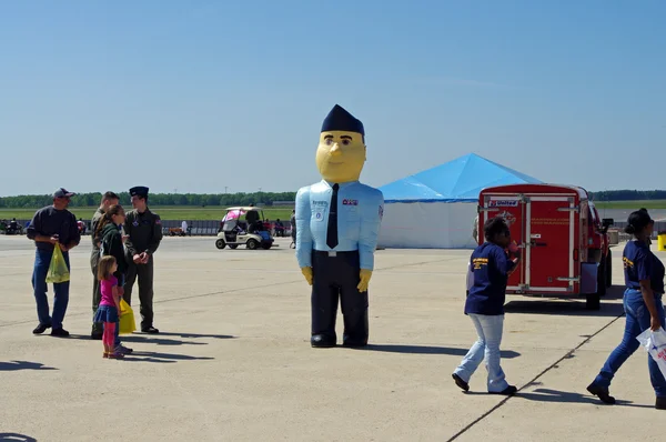 McGUIRE AIR FORCE BASE-WRIGHTSTOWN, NEW JERSEY, USA-12 DE MAYO: Ricky Recruiter, la mascota inflable gigante del Comando de Reclutamiento de la Fuerza Aérea de los Estados Unidos, saluda a los visitantes en la jornada de puertas abiertas de 2012 . —  Fotos de Stock