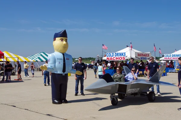 McGUIRE AIR FORCE BASE-WRIGHTSTOWN, NEW JERSEY, ÉTATS-UNIS LE 12 MAI : Ricky Recruiter, la mascotte gonflable géante du Commandement du recrutement de l'armée de l'air des États-Unis, dirige la circulation aux portes ouvertes de 2012 . — Photo