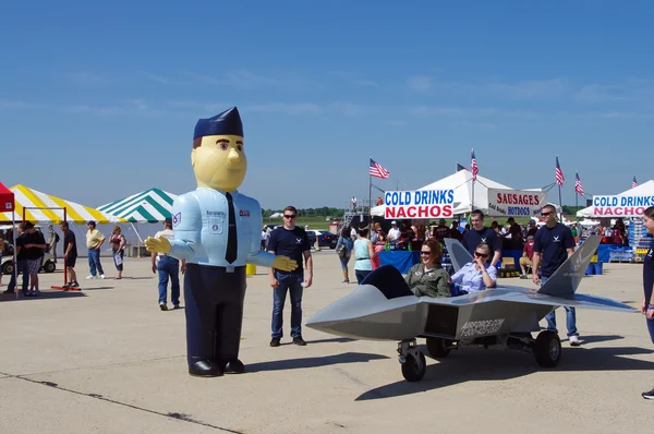 McGuire air force base-wrightstown, new jersey, Verenigde Staten-mei 12: ricky recruiter, de gigantische opblaasbare mascotte van de united states air force werven opdracht, regisseert verkeer op de 2012 open huis. Stockfoto