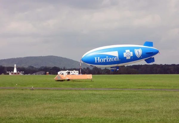 SOLBERG AIRPORT-READINGTON, NEW JERSEY, USA-SEPT 06: Seen attached to the mooring mast in 2012 is the Horizon Blue Cross Blue Shield blimp. — Stock Photo, Image