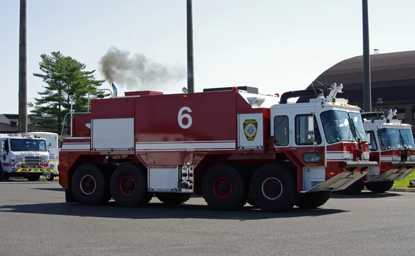 McGUIRE AIR FORCE BASE-WRIGHTSTOWN, NEW JERSEY, USA-11 DE MAYO: Un camión de bomberos fue fotografiado durante la jornada de puertas abiertas 2014 de la base con el equipo de demostración de vuelo Thunderbirds de la Fuerza Aérea de EE.UU. . — Foto de Stock