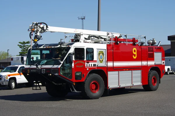 McGUIRE AIR FORCE BASE-WRIGHTSTOWN, NEW JERSEY, EUA-MAIO 11: Um caminhão de bombeiros foi fotografado durante a casa aberta da base em 2014 com a equipe de demonstração de voo Thunderbirds da Força Aérea dos EUA . — Fotografia de Stock