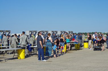McGuire Hava Kuvvetleri Bankası-wrightstown, new jersey, ABD-Mayıs 11: 2014 ev girişinde sıkı güvenlik ve hava göstermek USAF thunderbirds featuring.