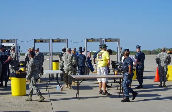 McGUIRE AIR FORCE BASE-WRIGHTSTOWN, NEW JERSEY, USA-11 DE MAYO: La seguridad era estricta en la entrada del espectáculo de puertas abiertas de 2014 con la presencia de los Estados Unidos Thunderbirds . —  Fotos de Stock