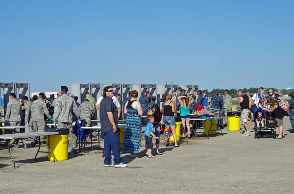 McGuire Hava Kuvvetleri Bankası-wrightstown, new jersey, ABD-Mayıs 11: 2014 ev girişinde sıkı güvenlik ve hava göstermek USAF thunderbirds featuring. — Stok fotoğraf