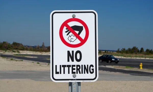 SANDY HOOK, NEW JERSEY, USA-MAY 19: A "NO LITTERING" sign is pictured in 2014. — Stock Photo, Image