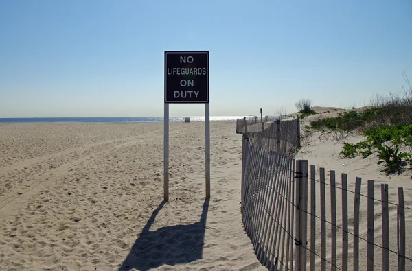 Сэнди Хук, Нью-Джерси, США - 19 мая: На пляже в 2014 году был изображен знак "No LIFEGUARDS ON DUTY" . — стоковое фото