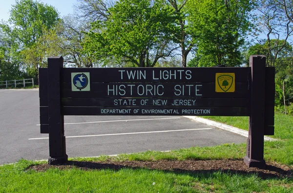 ATLANTIC HIGHLANDS, NEW JERSEY, USA-MAY 19: The sign at the entrance to the Twin Lights National Historic Lighthouse site is pictured in 2014. — Stock Photo, Image