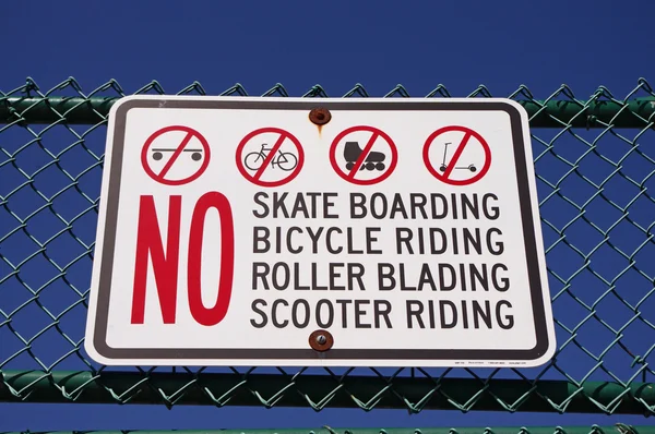 SANDY HOOK, NEW JERSEY, USA-MAY 19: A sign stating "NO SKATE BOARDING, BICYCLE RIDING, ROLLER BLADING, SCOOTER RIDING" WAS PHOTOGRAPHED IN 2014. — Stock Photo, Image