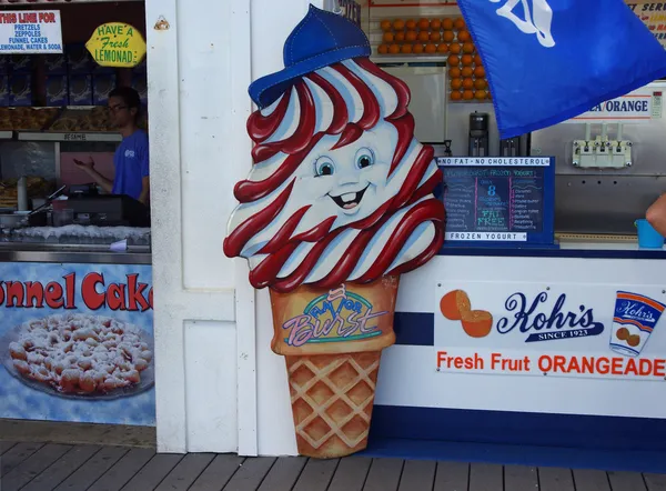 PT. PLEASANT, NEW JERSEY, USA-MAY 25: The weather was beautiful this Memorial Day Weekend for the unofficial start of the 2014 summer season at this seaside resort. Kohr's ice cream is much loved. — Stock Photo, Image