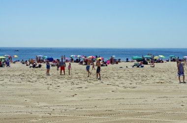 PT. çok iyi, New Jersey, ABD-Mayıs 25: Hava mükemmeldi bu anma günü hafta sonu için bu tatil beldesi resmi olmayan 2014 yaz sezonu başında. İnsanlar sahilde rahatlatıcı görülür