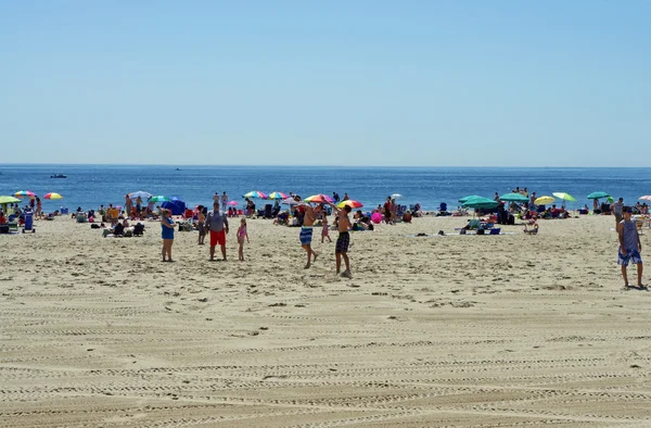 Пт Плезант, Нью-Джерсі, США — Травень 25: Погода була досконалим цей поминання для неофіційного початку 2014 літнього сезону на цьому приморському курорті. Люди бачили відпочинку на пляжі Стокове Зображення
