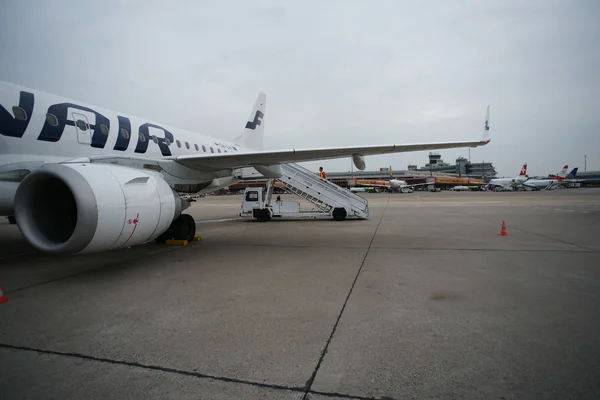 Avión en aeropuerto — Foto de Stock