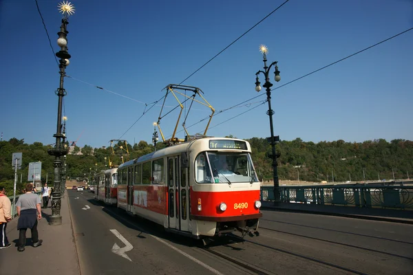 Αστικός σιδηρόδρομος τρένο στην Πράγα在布拉格的轻铁列车 — Φωτογραφία Αρχείου