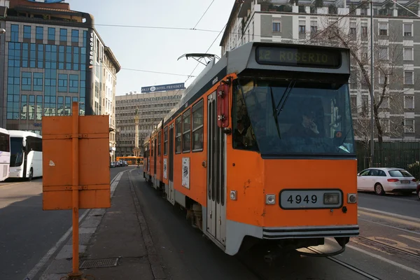 Αστικός σιδηρόδρομος τρένο στην Πράγα在布拉格的轻铁列车 — Φωτογραφία Αρχείου