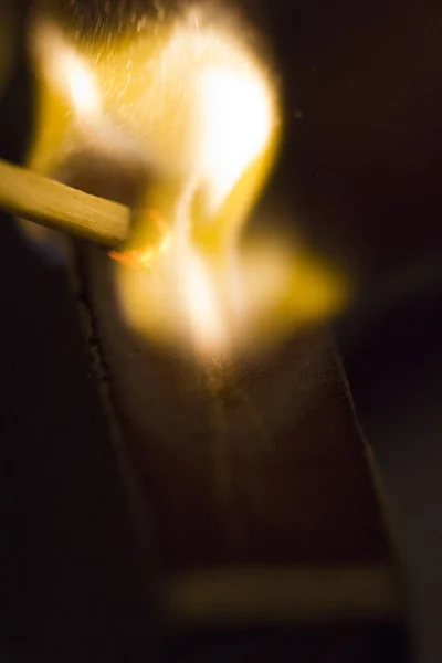 Das Streichholz brennt — Stockfoto